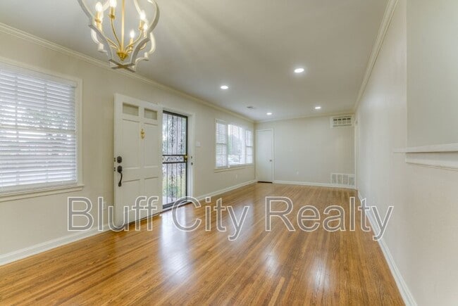 Building Photo - 1363 Colonial Rd