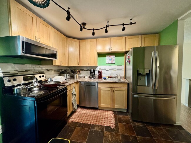 Building Photo - ***MOVE IN SPECIAL!!!*** Fully Furnished 4-bedroom, 2-bath home with Beautiful Backyard in Renton