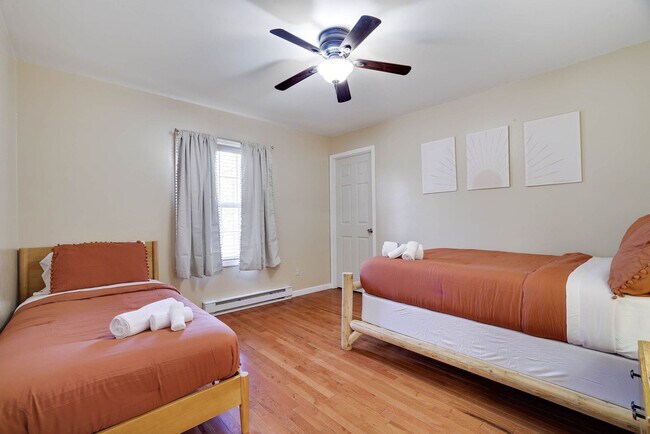 Building Photo - 255 Hillary Dr W