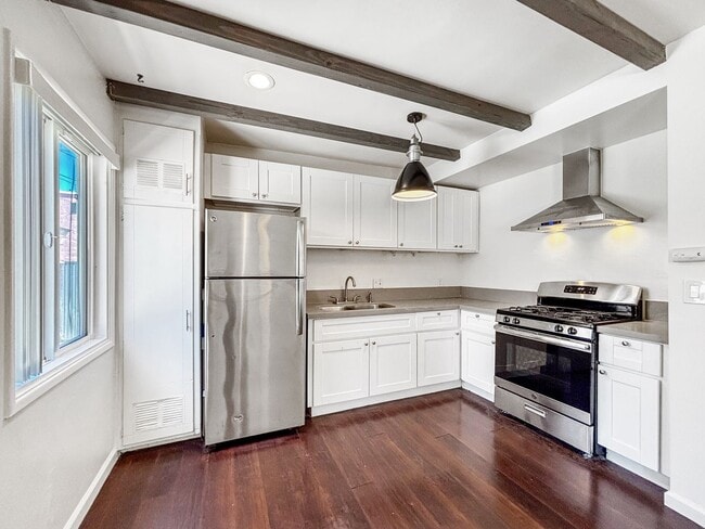 Building Photo - Gorgeous 1B/1BA Upgraded Duplex in City He...