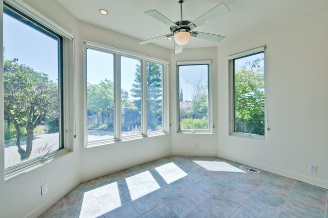 Building Photo - Large 3,767 sqft home on a 10,000 sqft lot- 2 bed located on 1st floor w/ separate entrance - Top...