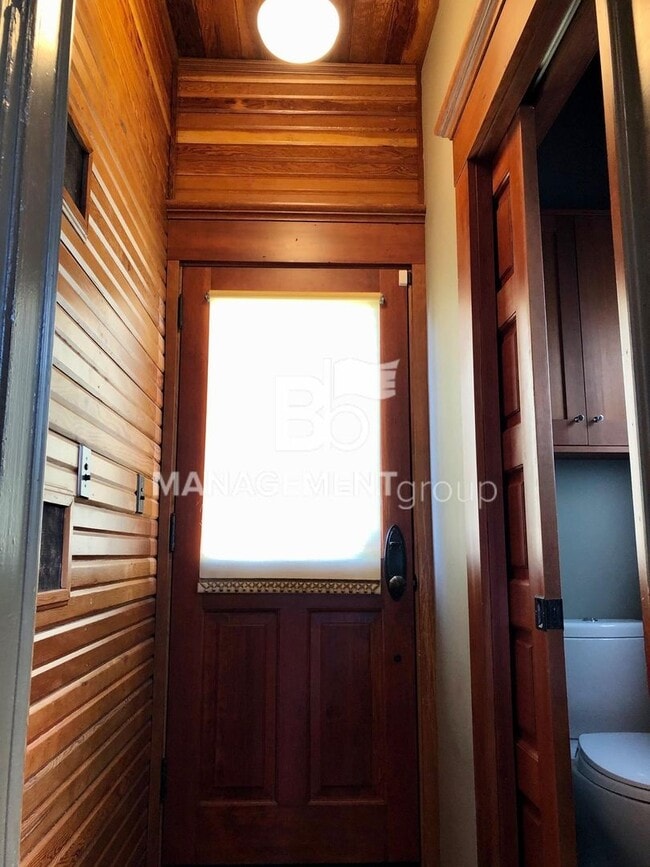 Building Photo - Close-In NE Portland Victorian Offers  Perfect Blend of  Old Charm with Newer Amenities. Lush Pri...