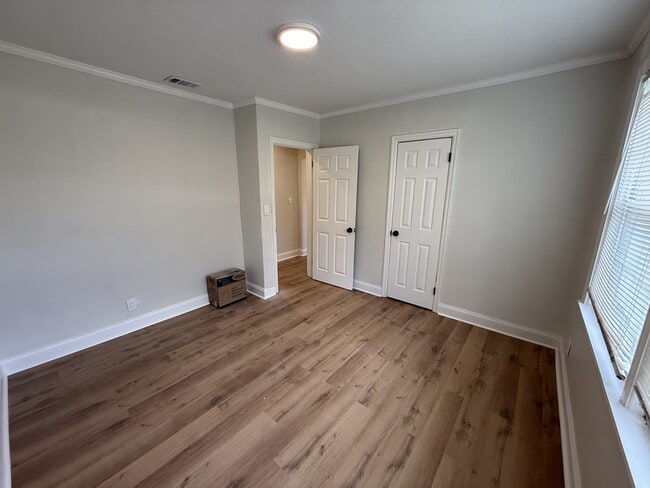 Building Photo - 2204 Redfern Rd