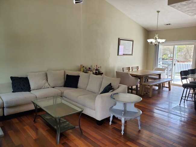 Building Photo - Deep Creek