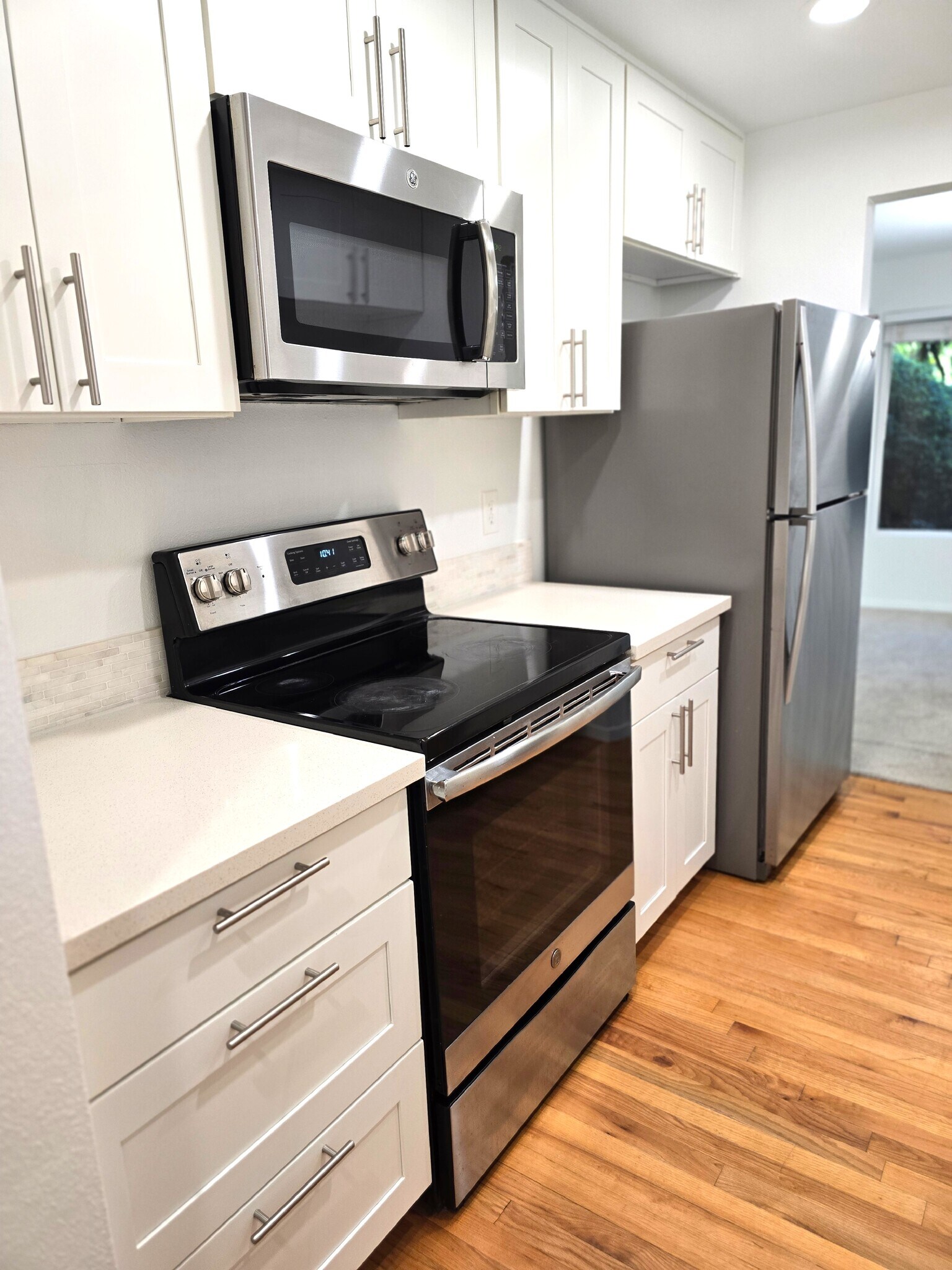 Updated Kitchen with stainless appliances, newly refinished hardwood floors, Quartz countertops - 9906 NE 124th St