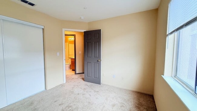 Building Photo - Beautiful 3BD/2.5BA, Multi-Level Townhome in the Shadowhawk Community in Danville- Available NOW!