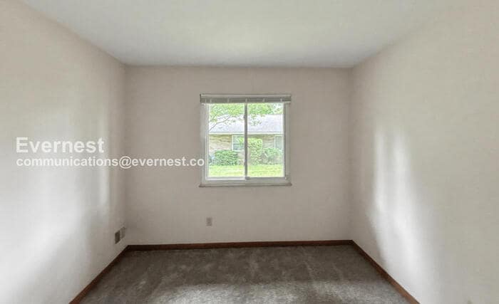 Building Photo - 2324 Woodbrook Cir N