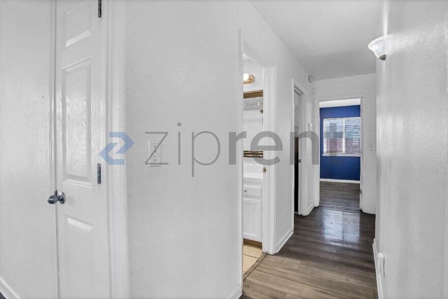 Building Photo - Unit