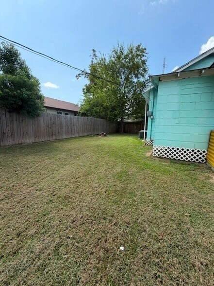 Building Photo - 512 Stimpson St