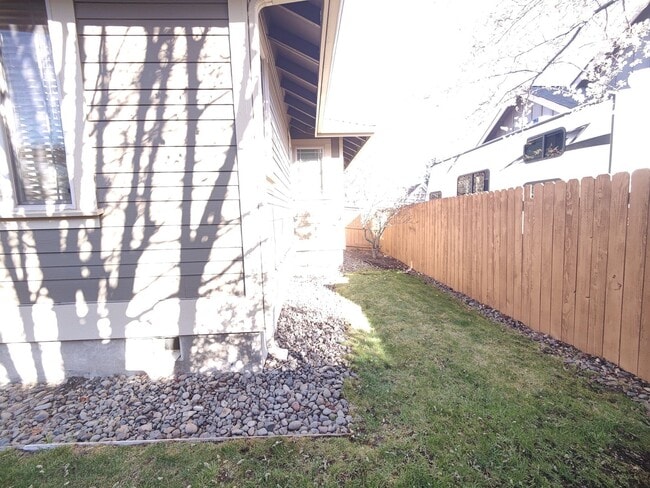 Building Photo - Single Level 4 Bedroom 3 Bath Beauty