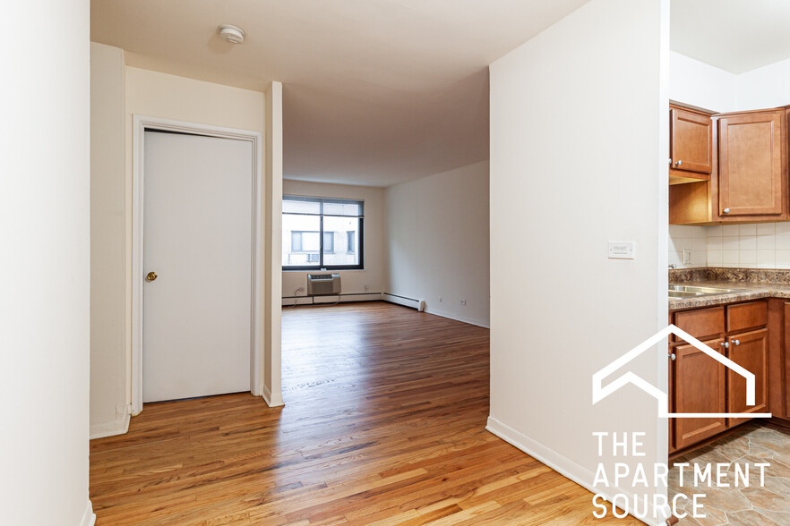 Building Photo - 541 W Roscoe St