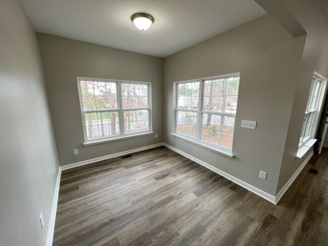 Building Photo - Beautiful Townhouse w/ 1st Floor Bedroom