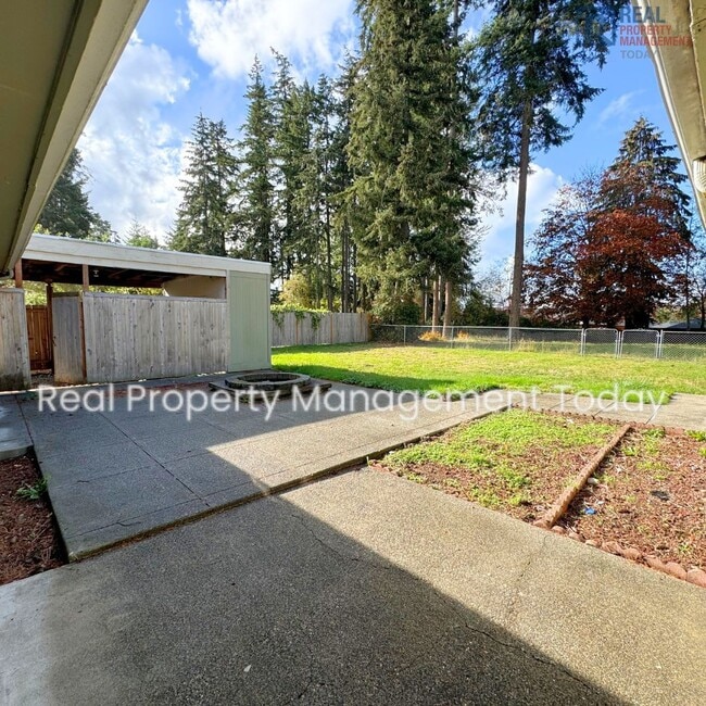 Building Photo - Spacious 5 Bedroom! Move In Ready!