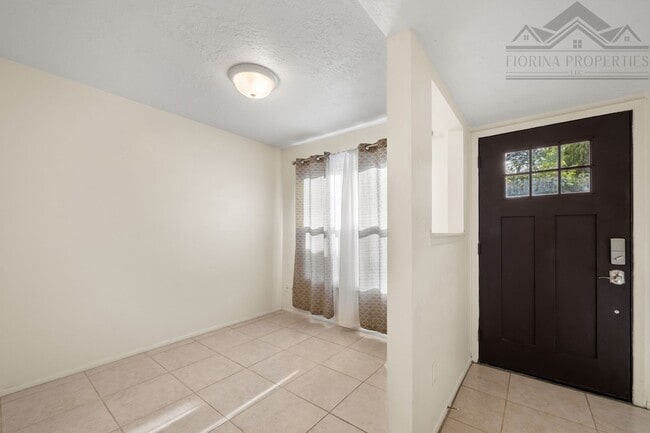 Building Photo - Southwest Charm In Park Plazas