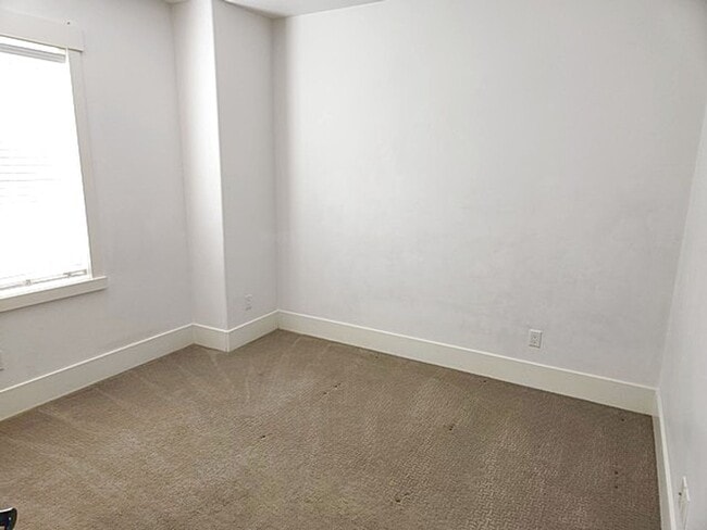 Building Photo - Well Appointed Townhome with Amenities