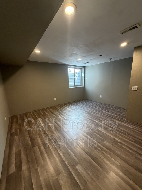 Building Photo - 574 Killarney St