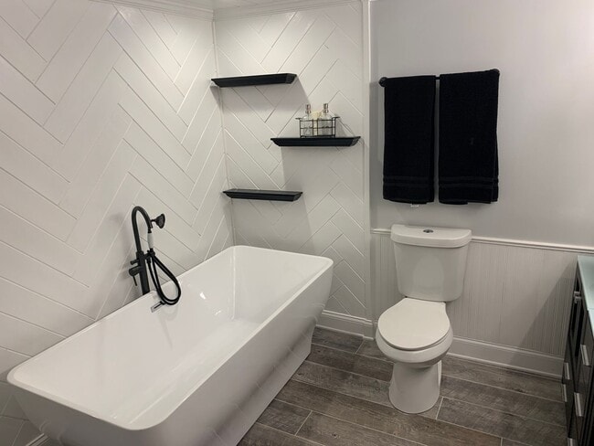 Building Photo - Beautifully renovated home!