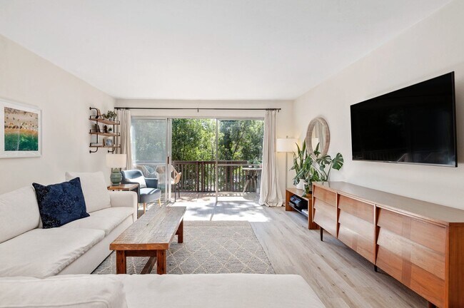 Building Photo - Desirable San Roque Condo