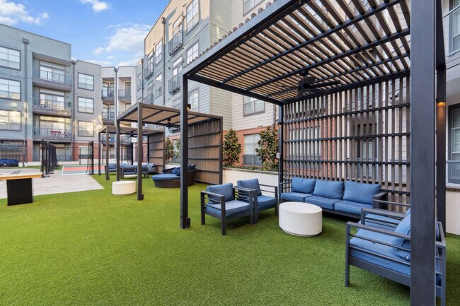 Building Photo - 2922 Elm St