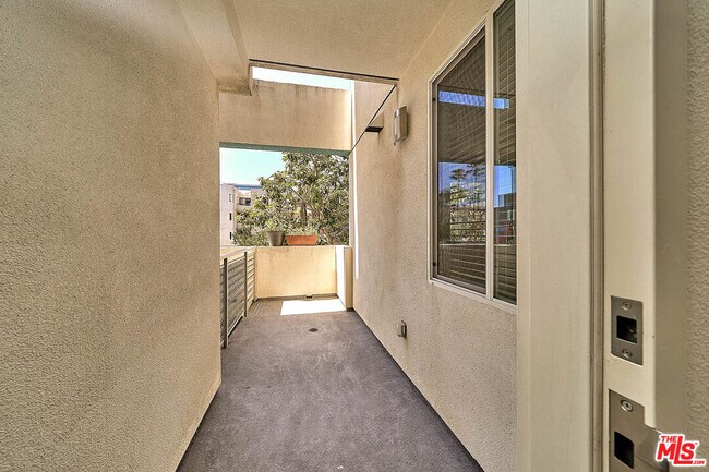 Building Photo - 436 S Virgil Ave