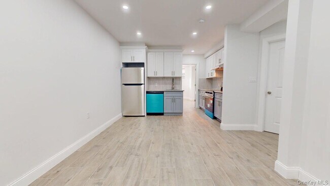 Building Photo - 72-17 66th Pl