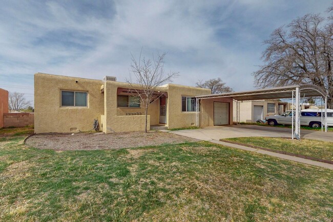 Building Photo - Pueblo Style  3/BD 1.75/BA 1/CG 2/CP 1774/sf