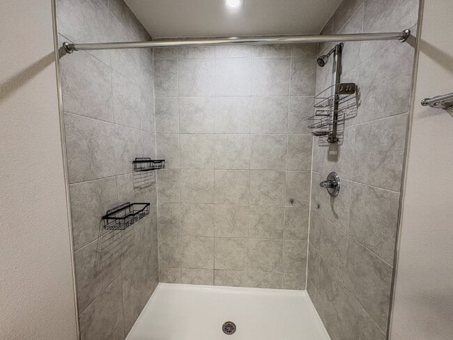 Building Photo - Spacious 3-Bedroom Townhome with garage  i...