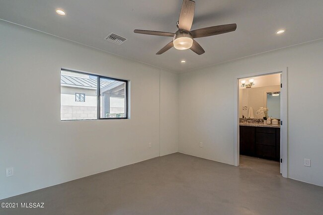Building Photo - 2225 E Fort Lowell Rd