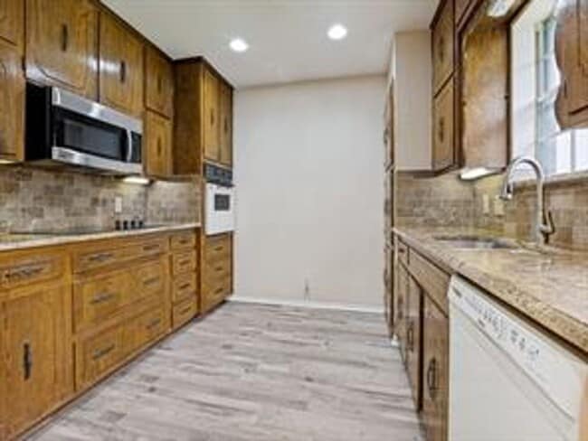 Building Photo - 1620 Post Oak Dr