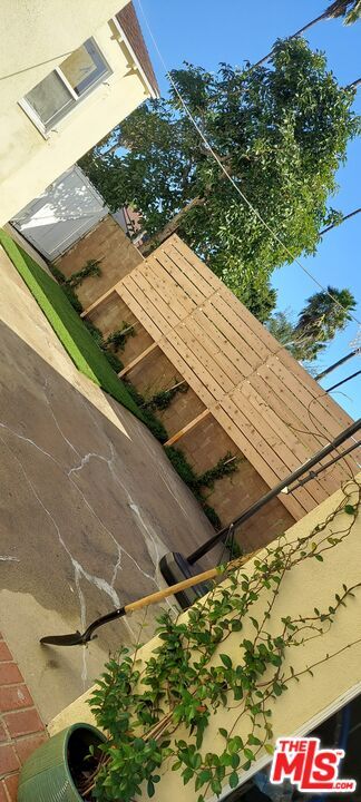 Building Photo - 1107 S Bundy Dr