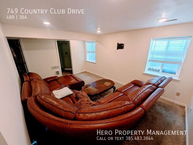 Building Photo - 749 Country Club Dr