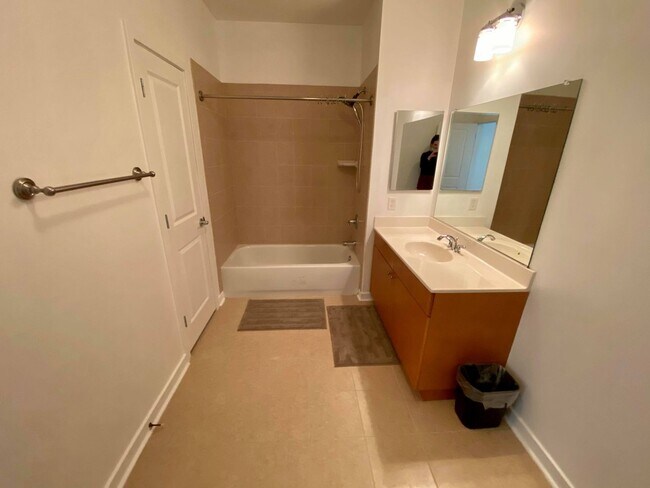 Building Photo - Charming 2Bedroom/2Bath Condo in Heart of ...