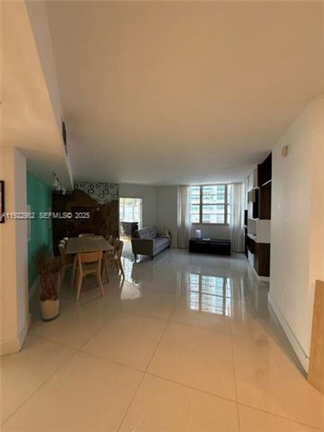 Building Photo - 825 Brickell Bay Dr