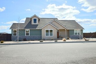 Building Photo - **Unfurnished** Single-level 3 BR-2BA  Home with Mountain Views