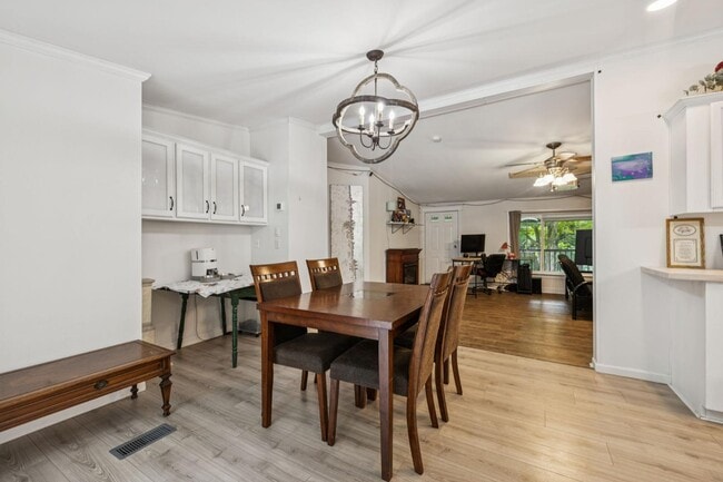 Building Photo - 3063 Sweet Home Rd