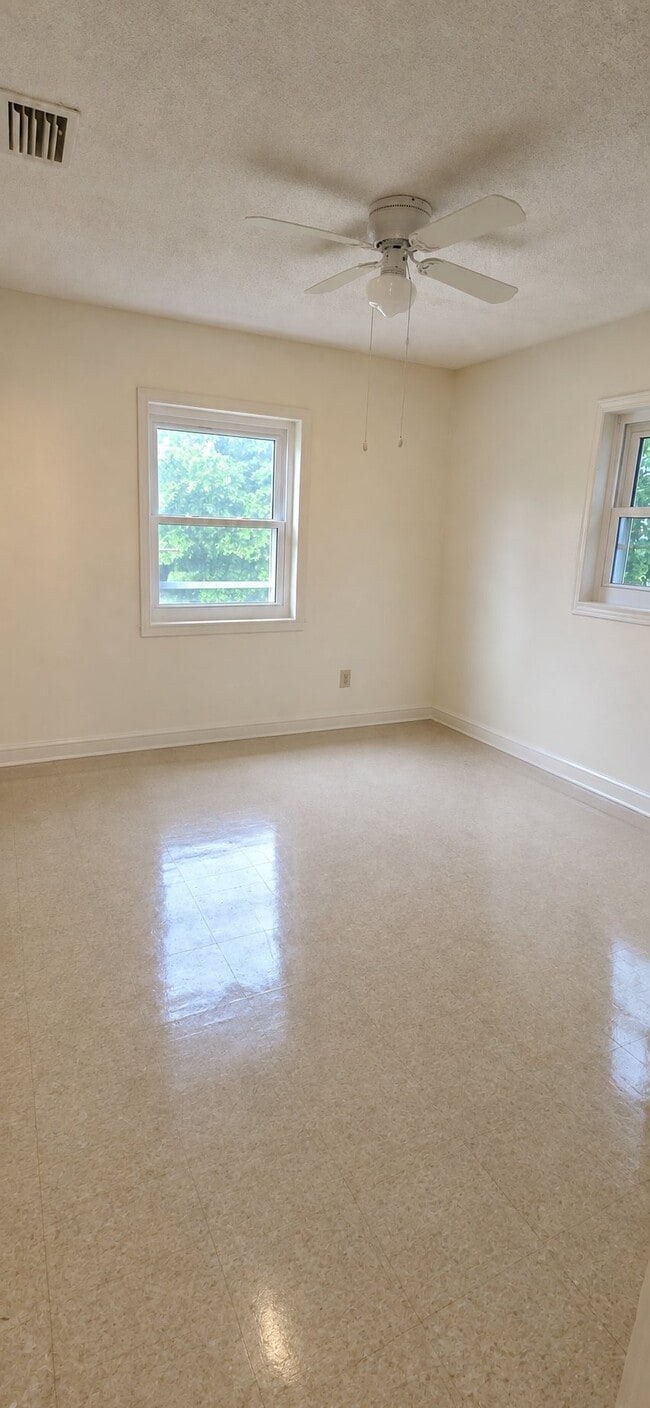 Building Photo - 1602 E Annona Ave