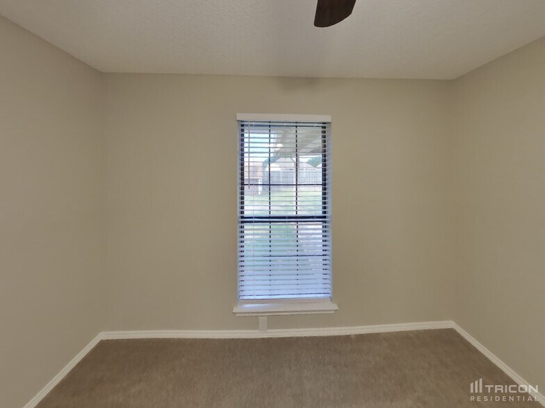 Building Photo - 721 Parkview Dr