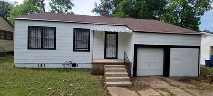 Building Photo - Great 3 bedroom/2 bath home with Oven, Refrigerator, Garage, Central Air & Heat!
