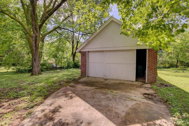 Building Photo - Pet Friendly 3-bedroom house
