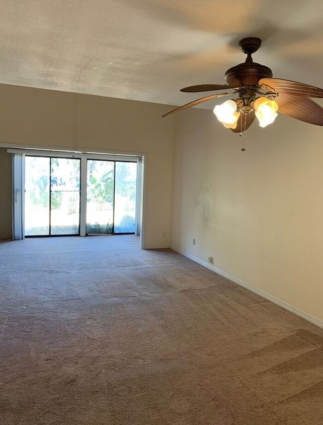 Building Photo - Awesome 2 Bed/2 Bath Townhome, Minutes fro...