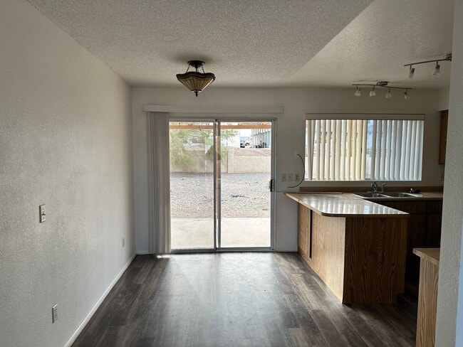 Building Photo - Unfurnished Full Time