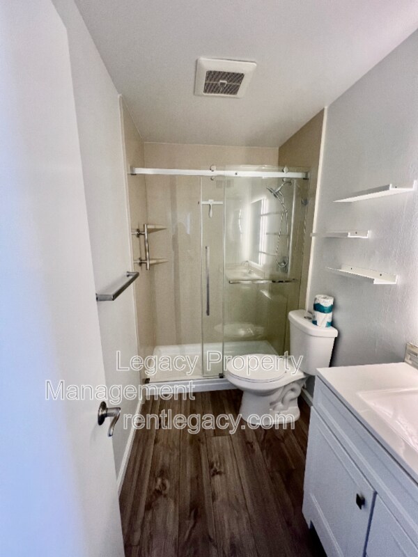 Building Photo - 2200 Laguna Cir