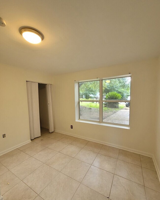 Building Photo - MOVE IN SPECIAL: Waived $350 Cleaning Fee!...