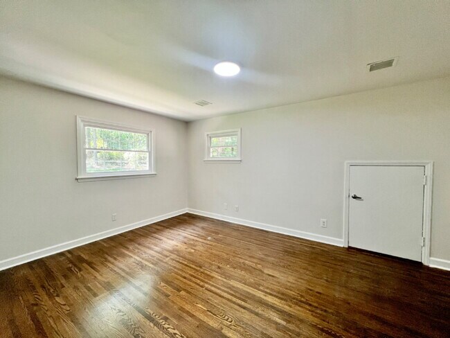 Building Photo - SPACIOUS 4 BEDROOM CLOSE TO MATTHEWS!