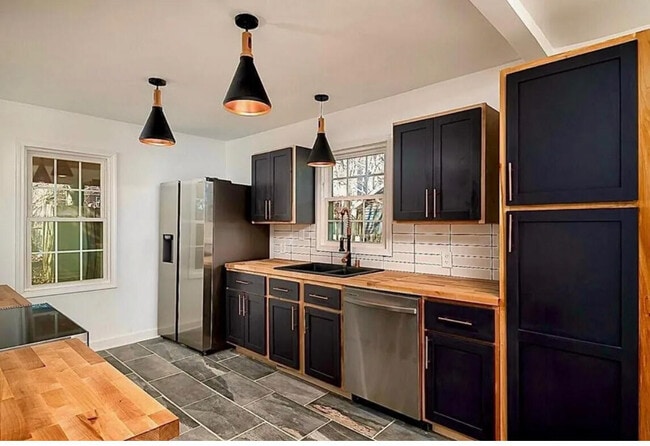 Building Photo - 667 Longview Dr