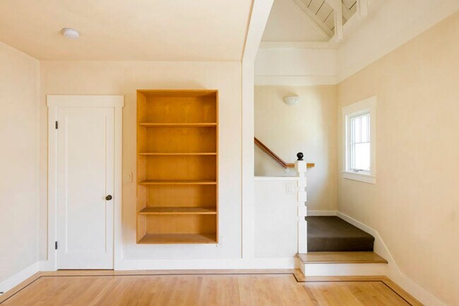 Building Photo - Balcony & Gas Fireplace: Sunny Apartment i...