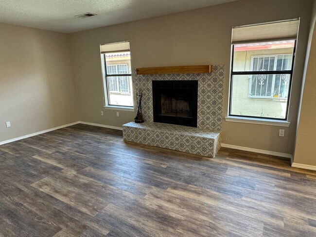 Building Photo - 2 Bedroom, 2 Bathroom Home near Tramway and Indian School