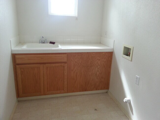 Building Photo - Lovely 5 bedroom Antioch Home