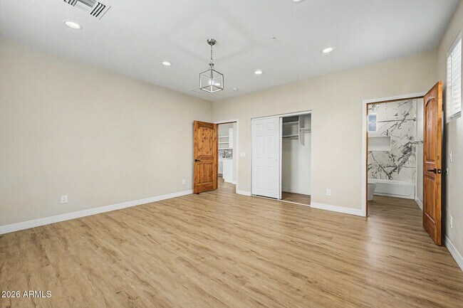 Building Photo - 2311 E Colter St