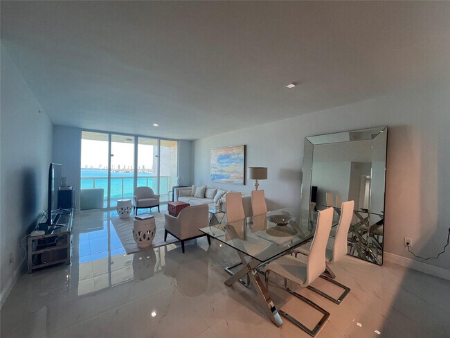 Building Photo - 2650 Lake Shore Dr